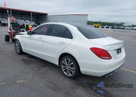 2015 Mercedes-Benz C 300 4Matic из США, поврежденный, VIN 55SWF4KB8FU087640